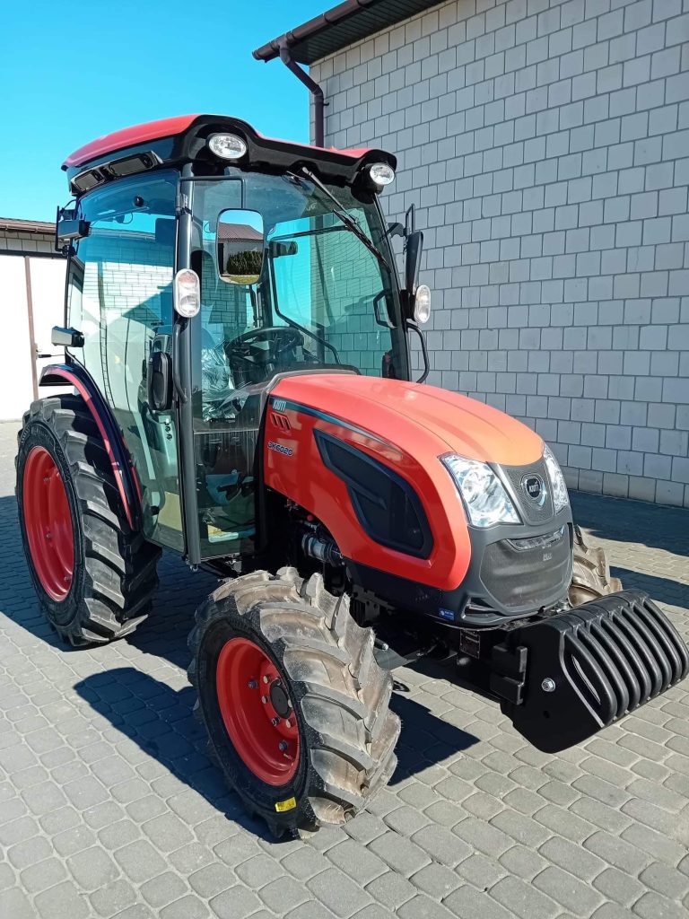 Ciągnik sadowniczy KIOTI DK6020CN o mocy 58 KM – kompaktowy traktor idealny do pracy w sadach